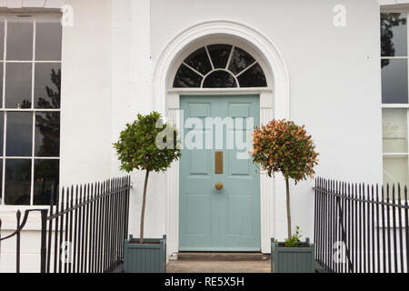 Une belle vieille porte d'un bâtiment avec une architecture géorgienne letterbox et clôture métallique vertical Banque D'Images