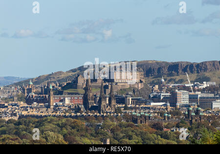 Un paysage urbain photo de la ville d'Edimbourg, Ecosse, mettant en valeur le château d'Édimbourg et le Salisbury Crags par temps clair en automne. Banque D'Images