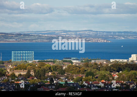 Une photographie de la côte près de la région de Granton d'Édimbourg, montrant la côte de Fife et c'est une éolienne. Banque D'Images