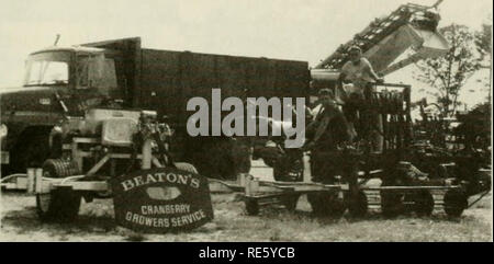 . Les canneberges ; : la canneberge national magazine. La canneberge. Et, oui, ENCORE PLUS D'EXPOSANTS- (sens horaire à partir du bas à gauche) 1. Certaines oi les gars de Beaton's Cranberry Growers Service ; 2. Colette Hayward ol Nouvelle Angleterre Bog matériel et l'entraînement complet ponceuse hydraulique mis au point par la société elle-même et son mari, Jim, propre ; 3. Terry Driscoll des AA. Volonté et Lakeville Sand &AMP ; montres de gravier tandis que Steve Fleurs tente de vider un ballon dans le panier et j'ai gagner un chapeau de l'entreprise ; 4. Al Cole d'équipements pose avec certains J'ai de l'équipement lourd. 10. Veuillez noter que ces images sont extraction Banque D'Images