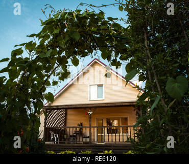 Petite maison privée à partir de l'arrière-cour. Banque D'Images