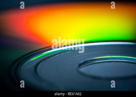 Reflet de la surface d'un CD avec l'éclairage artistique close-up. Banque D'Images