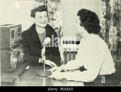 . Les canneberges ; : la canneberge national magazine. La canneberge. Betty Buchan sélectionnés pour les programmes de radio sur la photo, une entrevue pour le programme de radio enregistrées "Lee", Rapports Landis est Miss Betty Buchan (à gauche), directeur des relations publiques de la NCA et Mlle lan- dis, rédacteur en chef de l'Association nationale des manufacturiers" publication "Les Notes d'évolution." Le programme sera entendu sur de nombreuses stations de radio Nouvelle Angleterre la première de l'année. La voix de Mlle Buchan est l'un des nombreux N. E. Les femmes dans l'industrie qui sera entendu. Sélection de Mlle Buchan est sur la base de son succès en fonction des fc Banque D'Images