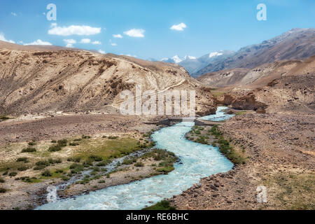 Rivière de glacier qui s'écoule dans le couloir de Wakhan en Afghanistan, extraite du Tadjikistan en août 2018 prises en hdr Banque D'Images