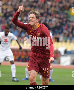 Rome, Italie. 19 Jan, 2019. Comme Roma's Nicolo Zaniolo célèbre son but au cours de la Serie un match de football entre l'AS Roma et de Turin à Rome, Italie, janvier 2019,19. Que les roms a gagné 3-2. Credit : Alberto Lingria/Xinhua/Alamy Live News Banque D'Images