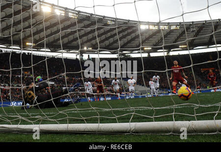 Rome, Italie. 19 Jan, 2019. Comme les Roms Aleksandar Kolarov marque son but durant la série un match de football entre l'AS Roma et de Turin à Rome, Italie, janvier 2019,19. Que les roms a gagné 3-2. Credit : Alberto Lingria/Xinhua/Alamy Live News Banque D'Images