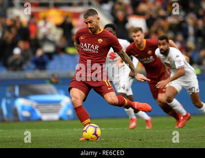 Rome, Italie. 19 Jan, 2019. Comme les Roms Aleksandar Kolarov marque son but durant la série un match de football entre l'AS Roma et de Turin à Rome, Italie, janvier 2019,19. Que les roms a gagné 3-2. Credit : Alberto Lingria/Xinhua/Alamy Live News Banque D'Images