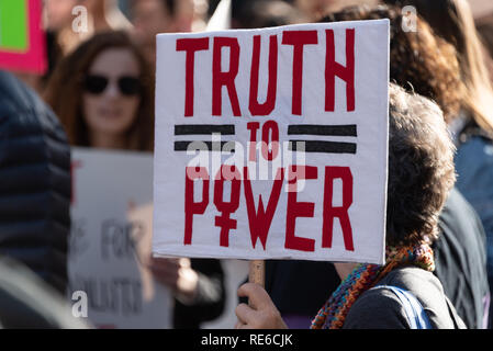 San Francisco, USA. 19 janvier, 2019. La Marche des femmes à San Francisco, un manifestant est titulaire d'un écriteau : 'la vérité au pouvoir," le mot ou expression passe pour le 2019 Marches de femmes. Credit : Shelly Rivoli/Alamy Live News Banque D'Images