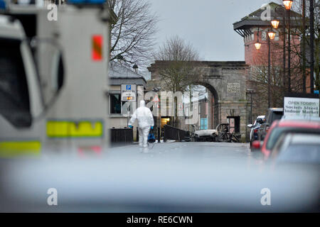 L'Irlande du Nord, Royaume-Uni. 20 Jan 2019. Scène d'explosion à la voiture piégée, à Londonderry, en Irlande du Nord : 20 janvier 2019. Agent de police scientifique PSNI sur la scène de l'explosion d'une voiture piégée dans la région de Bishop Street, près de la ville, palais de justice, qui a explosé vers 20h00 le samedi soir. ©George Sweeney / Alamy Live News Banque D'Images