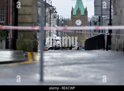 L'Irlande du Nord, Royaume-Uni. 20 Jan 2019. Scène d'explosion à la voiture piégée, à Londonderry, en Irlande du Nord : 20 janvier 2019. Agent de police scientifique PSNI sur la scène de l'explosion d'une voiture piégée dans la région de Bishop Street, près de la ville, palais de justice, qui a explosé vers 20h00 le samedi soir. ©George Sweeney / Alamy Live News Banque D'Images