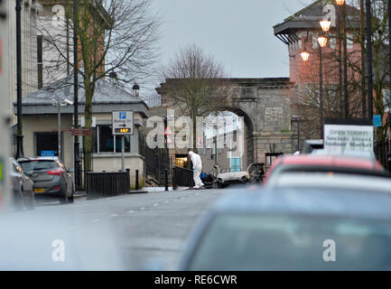 L'Irlande du Nord, Royaume-Uni. 20 Jan 2019. Scène d'explosion à la voiture piégée, à Londonderry, en Irlande du Nord : 20 janvier 2019. Agent de police scientifique PSNI sur la scène de l'explosion d'une voiture piégée dans la région de Bishop Street, près de la ville, palais de justice, qui a explosé vers 20h00 le samedi soir. ©George Sweeney / Alamy Live News Banque D'Images