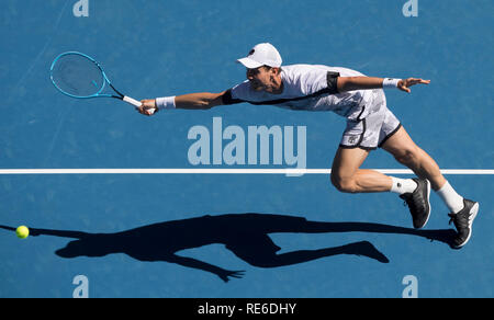 Melbourne, Australie. 20 Jan, 2019. Tomas Berdych République tchèque renvoie la balle pendant le masculin 4ème match contre l'Espagne de Rafael Nadal à l'Open d'Australie à Melbourne, Australie, le 20 janvier 2019. Credit : Lui Siu Wai/Xinhua/Alamy Live News Banque D'Images