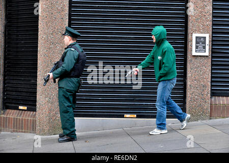 L'Irlande du Nord, Royaume-Uni. 20 Jan 2019. Le meurtre de l'agent reconstruire PSNI, Londonderry, Irlande du Nord : 20 janvier 2019. La conduite PSNI à Londonderry, une reconstruction de l'IRA meurtre de 21 ans gendarme Michael Ferguson qui a été abattu lors de son affectation en Shipquay Street dans la ville le samedi 23 janvier 1993 par un tireur solitaire qui s'en est. Enquête sur l'assassinat de détectives ont fait un nouvel appel à l'information. ©George Sweeney / Alamy Live News Banque D'Images