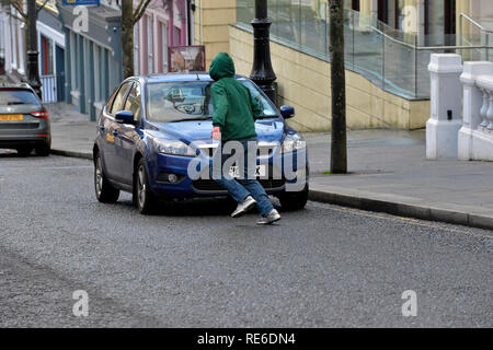 L'Irlande du Nord, Royaume-Uni. 20 Jan 2019. Le meurtre de l'agent reconstruire PSNI, Londonderry, Irlande du Nord : 20 janvier 2019. La conduite PSNI à Londonderry, une reconstruction de l'IRA meurtre de 21 ans gendarme Michael Ferguson qui a été abattu lors de son affectation en Shipquay Street dans la ville le samedi 23 janvier 1993 par un tireur solitaire qui s'en est. Enquête sur l'assassinat de détectives ont fait un nouvel appel à l'information. ©George Sweeney / Alamy Live News Banque D'Images