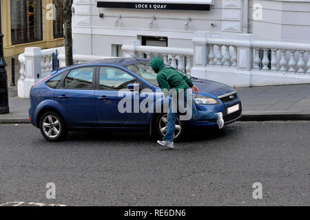 L'Irlande du Nord, Royaume-Uni. 20 Jan 2019. Le meurtre de l'agent reconstruire PSNI, Londonderry, Irlande du Nord : 20 janvier 2019. La conduite PSNI à Londonderry, une reconstruction de l'IRA meurtre de 21 ans gendarme Michael Ferguson qui a été abattu lors de son affectation en Shipquay Street dans la ville le samedi 23 janvier 1993 par un tireur solitaire qui s'en est. Enquête sur l'assassinat de détectives ont fait un nouvel appel à l'information. ©George Sweeney / Alamy Live News Banque D'Images