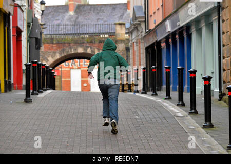 L'Irlande du Nord, Royaume-Uni. 20 Jan 2019. Le meurtre de l'agent reconstruire PSNI, Londonderry, Irlande du Nord : 20 janvier 2019. La conduite PSNI à Londonderry, une reconstruction de l'IRA meurtre de 21 ans gendarme Michael Ferguson qui a été abattu lors de son affectation en Shipquay Street dans la ville le samedi 23 janvier 1993 par un tireur solitaire qui s'en est. Enquête sur l'assassinat de détectives ont fait un nouvel appel à l'information. ©George Sweeney / Alamy Live News Banque D'Images