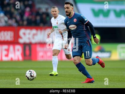 Augsburg, Allemagne. 19 Jan, 2019. firo : 19.01.2019, football, 1.Bundesliga, la saison 2018/2019, le FC Augsburg - Fortuna Düsseldorf, Kenan Karaman, Fortuna Düsseldorf, Düsseldorf, Fortuna, figure d'ensemble | Conditions de crédit dans le monde entier : dpa/Alamy Live News Banque D'Images