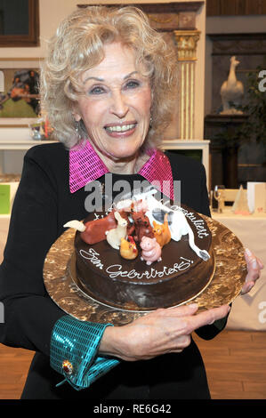 Iffeldorf, Allemagne. 20 Jan, 2019. Bibi Johns est titulaire d'un gâteau d'anniversaire dans ses mains lors de sa réception à Gut Aiderbichl. La chanteuse pop fête son 90e anniversaire le 21.01.2019 et avait invité des amis à la réception. Credit : Ursula Düren/dpa/Alamy Live News Banque D'Images