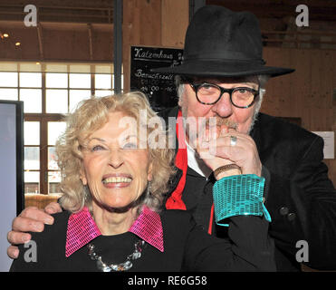 Iffeldorf, Allemagne. 20 Jan, 2019. L'artiste Michael Schanze se félicite de l'hôtesse Bibi Johns à son anniversaire réception à Gut Aiderbichl. La chanteuse pop fête son 90e anniversaire le 21.01.2019 et avait invité des amis à la réception. Credit : Ursula Düren/dpa/Alamy Live News Banque D'Images