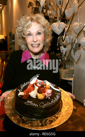 Iffeldorf, Allemagne. 20 Jan, 2019. Bibi Johns est titulaire d'un gâteau d'anniversaire dans ses mains lors de sa réception à Gut Aiderbichl. La chanteuse pop fête son 90e anniversaire le 21.01.2019 et avait invité des amis à la réception. Credit : Ursula Düren/dpa/Alamy Live News Banque D'Images