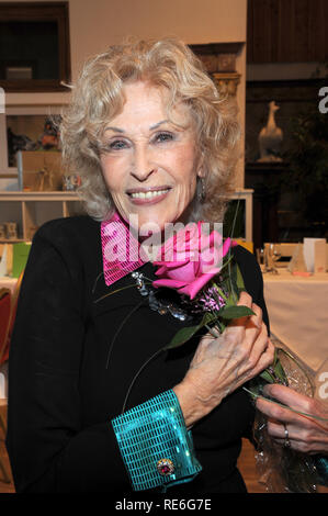 Iffeldorf, Allemagne. 20 Jan, 2019. Bibi Johns détient une rose lors de son anniversaire réception à Gut Aiderbichl. La chanteuse pop fête son 90e anniversaire le 21.01.2019 et avait invité des amis à la réception. Credit : Ursula Düren/dpa/Alamy Live News Banque D'Images