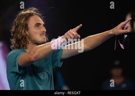 Melbourne, Australie. 20 Jan, 2019. Stefanos Tsitsipas de Grèce célèbre après le simple messieurs 4ème match contre la Suisse de Roger Federer à l'Open d'Australie à Melbourne, Australie, le 20 janvier 2019. Credit : Bai Xue/Xinhua/Alamy Live News Banque D'Images