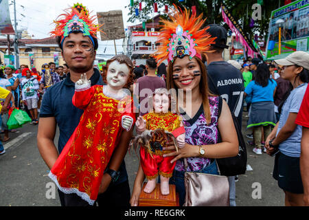 Kalibo, Philippines. 20 janvier 2019. Des milliers de Philippins prennent part à une procession religieuse en l'honneur de la rue Santo Nino (saint) au cours de la dernière journée de l'exercice Ati-Atihan festival dans la ville de Kalibo, Philippines, l'île de Panay. Credit : Grant Rooney/Alamy Live News Banque D'Images