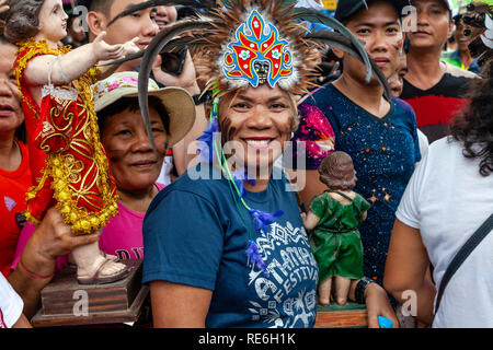 Kalibo, Philippines. 20 janvier 2019. Des milliers de Philippins prennent part à une procession religieuse en l'honneur de la rue Santo Nino (saint) au cours de la dernière journée de l'exercice Ati-Atihan festival dans la ville de Kalibo, Philippines, l'île de Panay. Credit : Grant Rooney/Alamy Live News Banque D'Images
