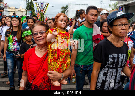 Kalibo, Philippines. 20 janvier 2019. Des milliers de Philippins prennent part à une procession religieuse en l'honneur de la rue Santo Nino (saint) au cours de la dernière journée de l'exercice Ati-Atihan festival dans la ville de Kalibo, Philippines, l'île de Panay. Credit : Grant Rooney/Alamy Live News Banque D'Images