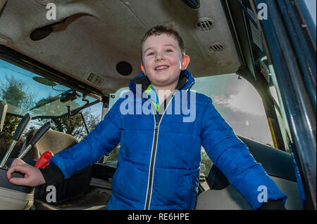 Naples, en Irlande. 20 Jan, 2019. 6 ans Michael O'Driscoll de Kilbrittain a été lors de la labour avec son père, Liam. Credit : Andy Gibson/Alamy Live News Banque D'Images