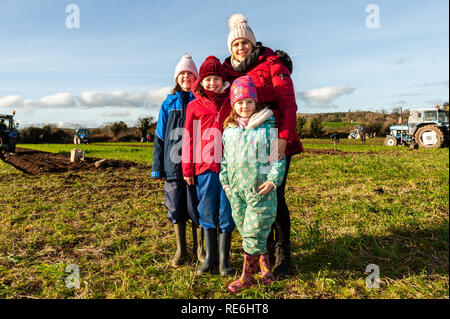 Naples, en Irlande. 20 Jan, 2019. Anna, Isabelle, Taylor et maman Joyce O'Driscoll regardé le concours de labour s'est tenue à Naples aujourd'hui. Credit : Andy Gibson/Alamy Live News. Banque D'Images