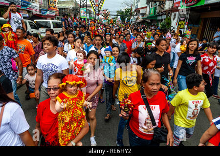 Kalibo, Philippines. 20 janvier 2019. Des milliers de Philippins prennent part à une procession religieuse en l'honneur de la rue Santo Nino (saint) au cours de la dernière journée de l'exercice Ati-Atihan festival dans la ville de Kalibo, Philippines, l'île de Panay. Credit : Grant Rooney/Alamy Live News Banque D'Images