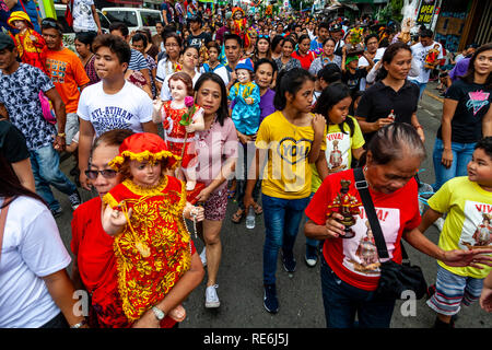 Kalibo, Philippines. 20 janvier 2019. Des milliers de Philippins prennent part à une procession religieuse en l'honneur de la rue Santo Nino (saint) au cours de la dernière journée de l'exercice Ati-Atihan festival dans la ville de Kalibo, Philippines, l'île de Panay. Credit : Grant Rooney/Alamy Live News Banque D'Images