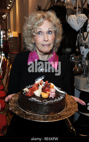 Iffeldorf, Allemagne. 20 Jan, 2019. Bibi Johns est titulaire d'un gâteau d'anniversaire dans ses mains lors de sa réception à Gut Aiderbichl. La chanteuse pop fête son 90e anniversaire le 21.01.2019 et avait invité des amis à la réception. Credit : Ursula Düren/dpa/Alamy Live News Banque D'Images