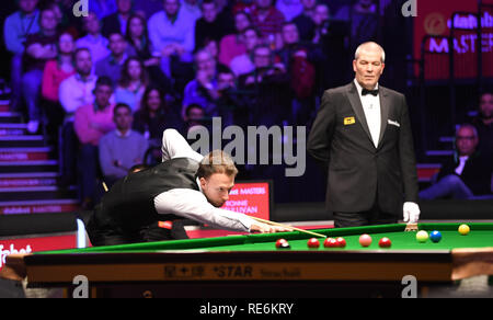 Londres, Royaume-Uni. 20 Jan, 2019. Dafabet Masters Snooker final, Ronnie O'Sullivan et Judd Trump ; Judd Trump joue sa balle dans 7e cadre de l'Action Crédit : match Plus Sport/Alamy Live News Banque D'Images