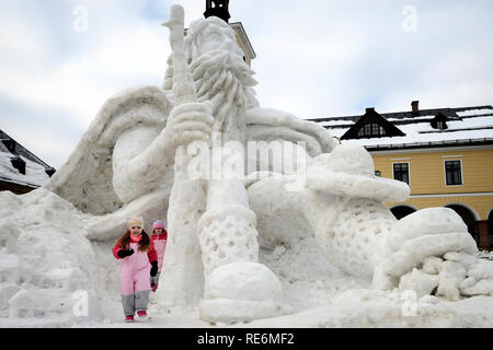 Jilemnice, République tchèque. 20 Jan, 2019. La ville de Jilemnice dispose d'une sculpture de neige de la légendaire géant Krakonos occupe une situation. La sculpture a été créé par l'artiste Josef Dufek à la place principale de Jilemnice Ville de nouveau. Credit : Slavek Ruta/ZUMA/Alamy Fil Live News Banque D'Images