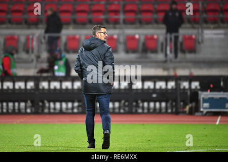 Nuremberg, Allemagne. 20 Jan, 2019. Michael KOELLNER Nuernberg (coach), promenades après fin de la partie, seul et abandonné., football 1. Bundesliga, 18.journée, journée18, 1.FC Nuremberg (N) - Hertha BSC Berlin (B) 1-3, au 20.01.2019 à Nuremberg / Allemagne. MAX MORLOCK STADIUM. DFL RÈGLEMENT INTERDIT TOUTE UTILISATION DE PHOTOGRAPHIE COMME DES SÉQUENCES D'IMAGES ET / OU DE QUASI VIDÉO. | conditions dans le monde entier : dpa Crédit photo alliance/Alamy Live News Banque D'Images