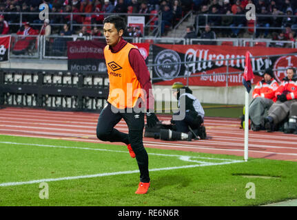 Nuremberg, Allemagne. 20 Jan, 2019. Yuya KUBO, FCN 14 pièces de banque, Banque de réserve, joueur, entraîneur, joueur de la Banque japonaise, le Japon, la gymnastique, stretching, préchauffage, échauffement, préparation pour le jeu, 1.FC NUEREMBERG - Hertha BSC Berlin 1-3 - DFL RÈGLEMENT INTERDIT TOUTE UTILISATION DES PHOTOGRAPHIES comme des séquences d'images et/ou quasi-vidéo - 1.ligue de soccer allemande à Nuremberg, Allemagne, Janvier 20, 2019, 18 Saison 2018/2019 journée, Nürnberg, Crédit : Peter Schatz/Alamy Live News Banque D'Images