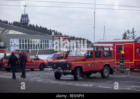 Courchevel, France. 20 Jan, 2019. Deux personnes sont mortes et au moins 22 ont été blessées à la suite d'un incendie dans une station de ski dans les Alpes françaises. Sixty Resort employés ont été évacués après l'incendie a éclaté à l'hébergement pour les travailleurs saisonniers de Courchevel dans les premières heures du dimanche matin. Deux corps ont été trouvés dans le bâtiment incendié, les médias locaux ont rapporté. Ils n'ont pas encore été identifiés. Credit : Ania Freindorf/Alamy Live News Banque D'Images