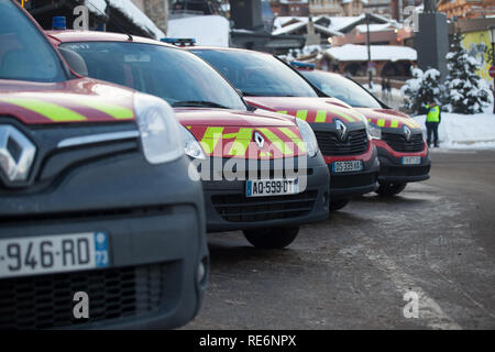 Courchevel, France. 20 Jan, 2019. Deux personnes sont mortes et au moins 22 ont été blessées à la suite d'un incendie dans une station de ski dans les Alpes françaises. Sixty Resort employés ont été évacués après l'incendie a éclaté à l'hébergement pour les travailleurs saisonniers de Courchevel dans les premières heures du dimanche matin. Deux corps ont été trouvés dans le bâtiment incendié, les médias locaux ont rapporté. Ils n'ont pas encore été identifiés. Credit : Ania Freindorf/Alamy Live News Banque D'Images