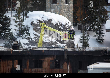 Courchevel, France. 20 Jan, 2019. Deux personnes sont mortes et au moins 22 ont été blessées à la suite d'un incendie dans une station de ski dans les Alpes françaises. Sixty Resort employés ont été évacués après l'incendie a éclaté à l'hébergement pour les travailleurs saisonniers de Courchevel dans les premières heures du dimanche matin. Deux corps ont été trouvés dans le bâtiment incendié, les médias locaux ont rapporté. Ils n'ont pas encore été identifiés. Credit : Ania Freindorf/Alamy Live News Banque D'Images