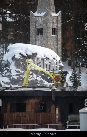 Courchevel, France. 20 Jan, 2019. Deux personnes sont mortes et au moins 22 ont été blessées à la suite d'un incendie dans une station de ski dans les Alpes françaises. Sixty Resort employés ont été évacués après l'incendie a éclaté à l'hébergement pour les travailleurs saisonniers de Courchevel dans les premières heures du dimanche matin. Deux corps ont été trouvés dans le bâtiment incendié, les médias locaux ont rapporté. Ils n'ont pas encore été identifiés. Credit : Ania Freindorf/Alamy Live News Banque D'Images