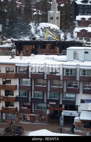 Courchevel, France. 20 Jan, 2019. Deux personnes sont mortes et au moins 22 ont été blessées à la suite d'un incendie dans une station de ski dans les Alpes françaises. Sixty Resort employés ont été évacués après l'incendie a éclaté à l'hébergement pour les travailleurs saisonniers de Courchevel dans les premières heures du dimanche matin. Deux corps ont été trouvés dans le bâtiment incendié, les médias locaux ont rapporté. Ils n'ont pas encore été identifiés. Credit : Ania Freindorf/Alamy Live News Banque D'Images