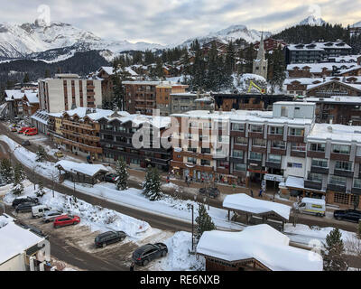 Courchevel, France. 20 Jan, 2019. Deux personnes sont mortes et au moins 22 ont été blessées à la suite d'un incendie dans une station de ski dans les Alpes françaises. Sixty Resort employés ont été évacués après l'incendie a éclaté à l'hébergement pour les travailleurs saisonniers de Courchevel dans les premières heures du dimanche matin. Deux corps ont été trouvés dans le bâtiment incendié, les médias locaux ont rapporté. Ils n'ont pas encore été identifiés. Credit : Ania Freindorf/Alamy Live News Banque D'Images