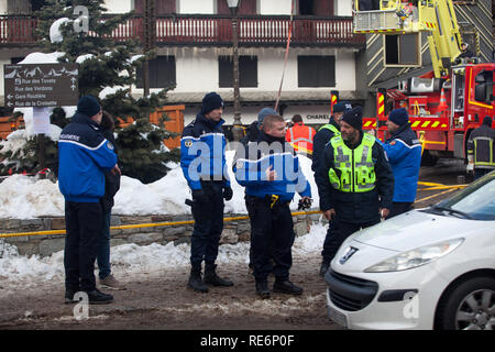 Courchevel, France. 20 Jan, 2019. Deux personnes sont mortes et au moins 22 ont été blessées à la suite d'un incendie dans une station de ski dans les Alpes françaises. Sixty Resort employés ont été évacués après l'incendie a éclaté à l'hébergement pour les travailleurs saisonniers de Courchevel dans les premières heures du dimanche matin. Deux corps ont été trouvés dans le bâtiment incendié, les médias locaux ont rapporté. Ils n'ont pas encore été identifiés. Credit : Ania Freindorf/Alamy Live News Banque D'Images