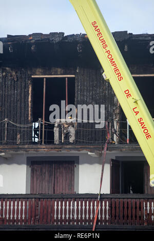 Courchevel, France. 20 Jan, 2019. Deux personnes sont mortes et au moins 22 ont été blessées à la suite d'un incendie dans une station de ski dans les Alpes françaises. Sixty Resort employés ont été évacués après l'incendie a éclaté à l'hébergement pour les travailleurs saisonniers de Courchevel dans les premières heures du dimanche matin. Deux corps ont été trouvés dans le bâtiment incendié, les médias locaux ont rapporté. Ils n'ont pas encore été identifiés. Credit : Ania Freindorf/Alamy Live News Banque D'Images