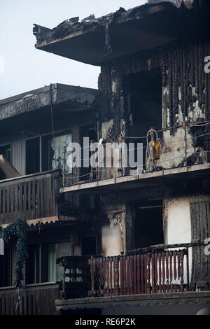 Courchevel, France. 20 Jan, 2019. Deux personnes sont mortes et au moins 22 ont été blessées à la suite d'un incendie dans une station de ski dans les Alpes françaises. Sixty Resort employés ont été évacués après l'incendie a éclaté à l'hébergement pour les travailleurs saisonniers de Courchevel dans les premières heures du dimanche matin. Deux corps ont été trouvés dans le bâtiment incendié, les médias locaux ont rapporté. Ils n'ont pas encore été identifiés. Credit : Ania Freindorf/Alamy Live News Banque D'Images