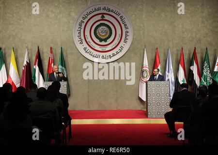 Beyrouth, Liban. 20 Jan, 2019. (190120) -- Beyrouth, le 20 janvier 2019 (Xinhua) -- la Ligue arabe (AL) Secrétaire général Ahmed Aboul-Gheit (L, arrière) et le ministre des Affaires étrangères intérimaire libanais Gebran Bassil (R, arrière) assister à une conférence de presse après le développement social et économique des pays arabes, du Sommet de Beyrouth, Liban, le 20 janvier 2019. Les dirigeants arabes et les officiels le dimanche a exhorté la communauté internationale à soutenir les Nations unies hébergeant les réfugiés syriens et prenez des mesures pour réduire l'impact de la crise des réfugiés. L'appel a été fait dans la Déclaration de Beyrouth publié comme le développement économique et social arabe c Sommet Banque D'Images