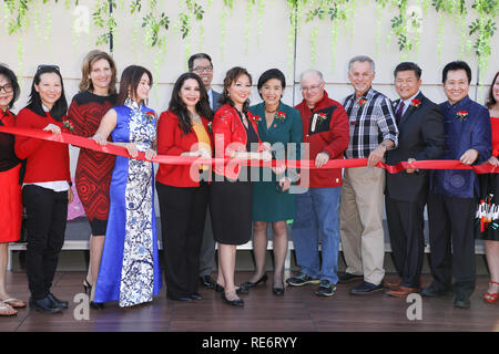 Arcadia, Californie, USA. 19 janvier, 2019. Verlato, avril Ville d'Arcadia Maire Pro Tem, le sénateur de l'État de Californie Susan Rubio, Maki Hsieh, Directeur exécutif de l'Arcadia Performing Arts Centre, membre du Congrès des États-Unis, et Judy Chu Tay Sho, Ville d'Arcadie, le maire coupe le ruban inaugural à l'Arcadia festival du Nouvel An lunaire 2019 tenue au Centre des arts d'Arcadia Arcadia, Californie le 19 janvier 2019. Credit : Sheri Determan/Alamy Live News Banque D'Images