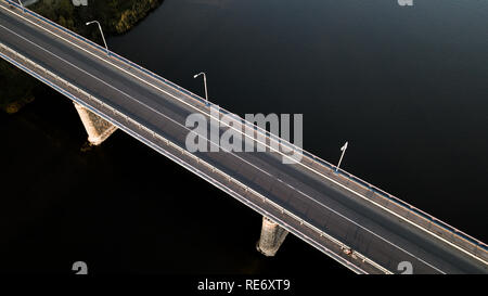 Pont sur la rivière avec un quadcopter Banque D'Images